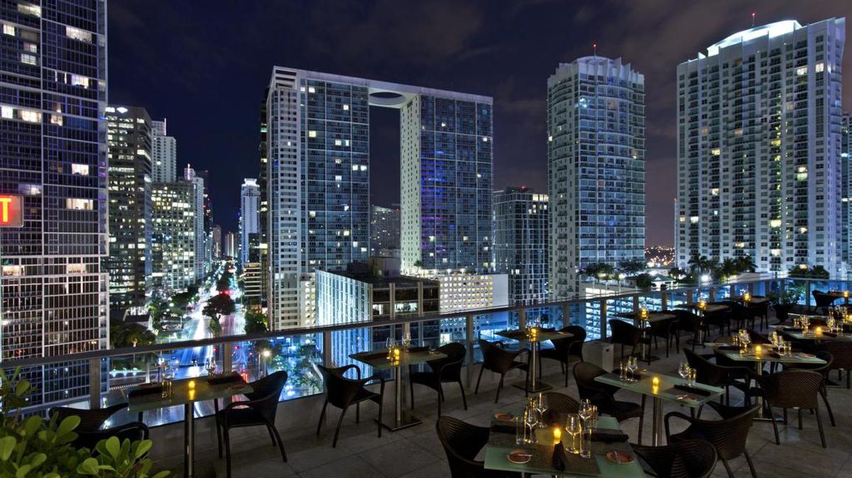Imagen del restaurante Area 31, ubicado en el hotel Epic del centro de Miami, donde los que optan por una cena exclusiva para despedir el 2016 por todo lo alto podrán disfrutar de su cena, en la planta décimo sexta del hotel, con una vista privilegiada a la costa y los canales de la ciudad.