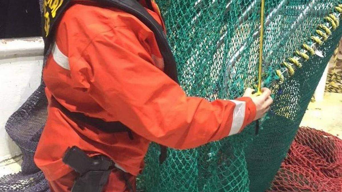 Heather Nicotri, oficial de cumplimiento de la Administración Nacional Oceánica y Atmosférica, mide un dispositivo a bordo del barco de pesca comercial de 68 pies Ronald E. cerca del Área de Preservación del Santuario de Camarón Dry Tortugas el 12 de enero.