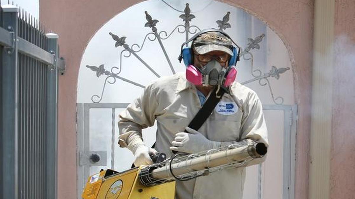 Carlos Varas , un fumigador e inspector de Miami-Dade, usa un nebulizador para liquidar a la peligrosa plaga de Aedes Aegypti en Wynwood el martes por la tarde.