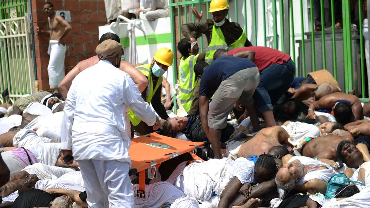 
Las autoridades sauditas dicen que al menos 769 personas murieron cuando dos largas olas de peregrinos convergieron en un calle estrecha el jueves en los días finales del hajj
