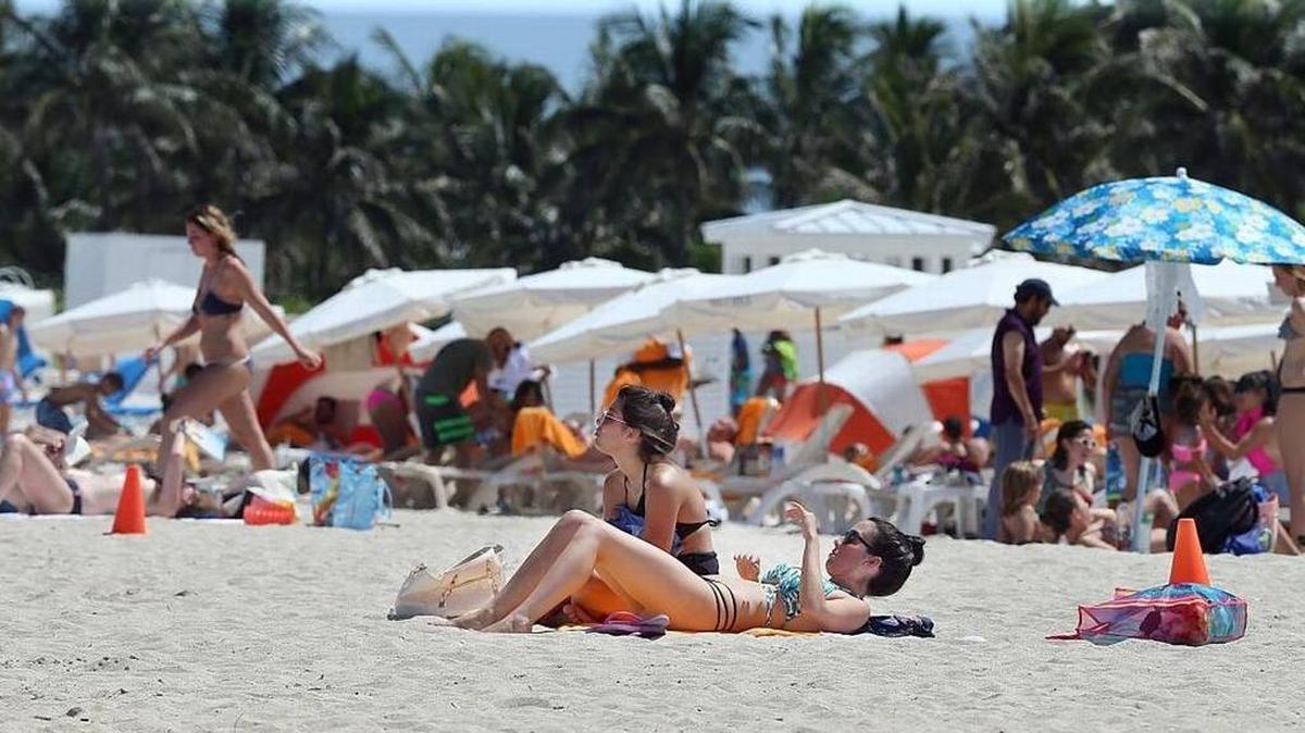 Advierten a los bañistas y amantes del mar que se mantengan fuera del agua en la playa de la calle 21 en Miami Beach debido a los altos niveles de bacteria fecal que se hallaron en el agua. Foto de archivo.