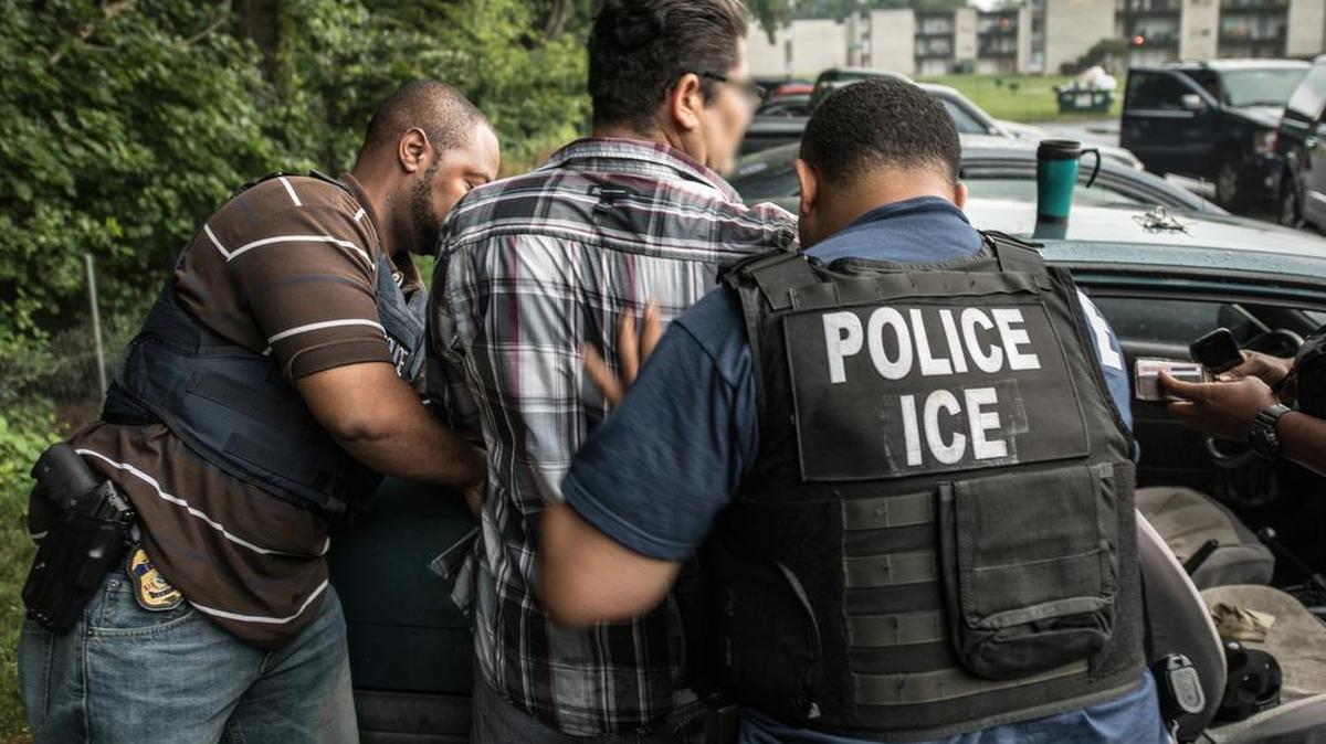 
El acusado de ser violador de derechos humanos es arrestado por dos agentes de ICE y ERO en Baltimore.

