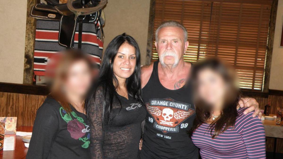 La estrella de la televisión Paul Teutul Sr. junto a Paola Arciniegas (segunda de izquierda a derecha).
