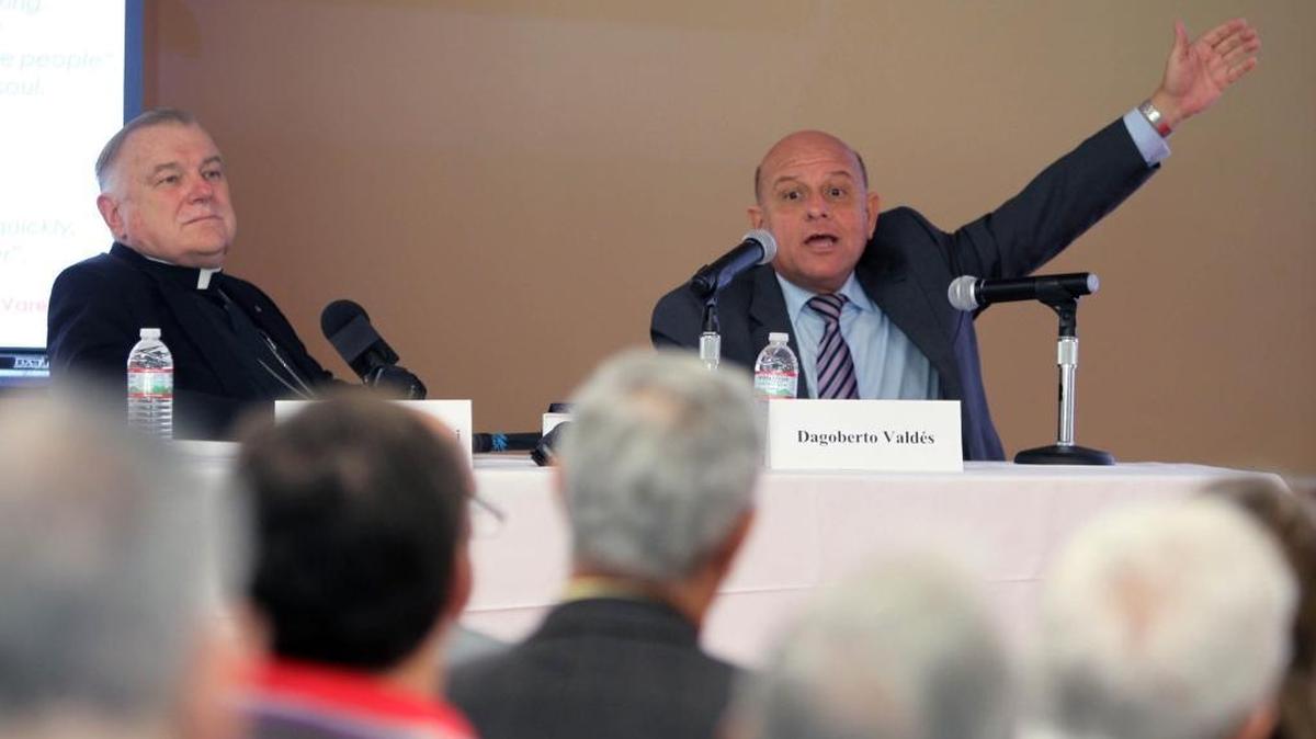 
Thomas Wenski, Arzobispo de Miami, y Dagoberto Valdes, director de la revista ‘Convivencia’, durante su intervención en el evento ‘El Papa Francisco y su visita a Cuba: una conversación’, organizado por St. Thomas University.
