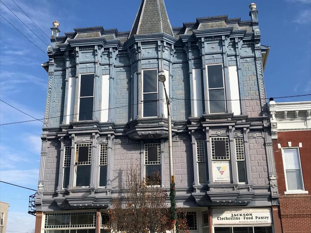 En la planta baja de este edificio viejo del centro Jackson opera un almacén de alimentos, muestra de la declinación de la fortuna económica de la zona.