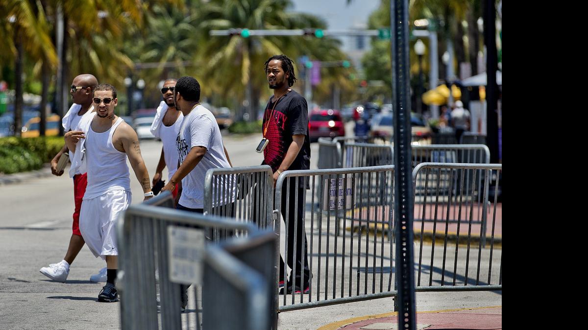 
Un grupo de turistas de Louisville, Kentucky, cruzan la avenida Washington en Miami Beach el jueves. El área se está preparando para la multitud de visitantes que llegan a Miami Beach para participar en el Urban Weekend.



