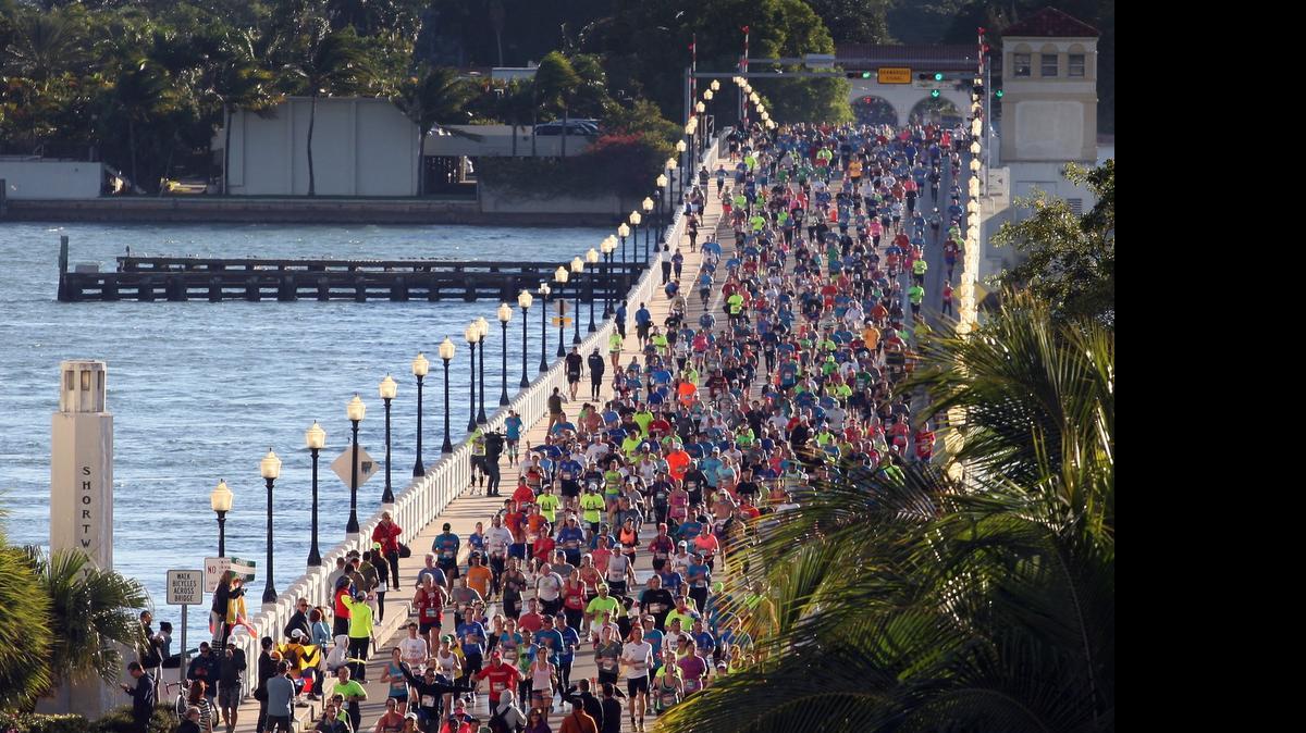 
Los corredores que participan en el Maratón de Miami cruzan el puente Venetian Causeway vía oeste el pasado 25 de enero de 2015.
El viaducto será cerrado por nueve meses por reparaciones.

