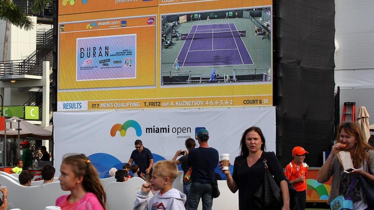 Fanáticos del tenis, turistas y familias disfrutan del segundo día del torneo Miami Open en el Crandon Tennis Center, en Key Biscayne.