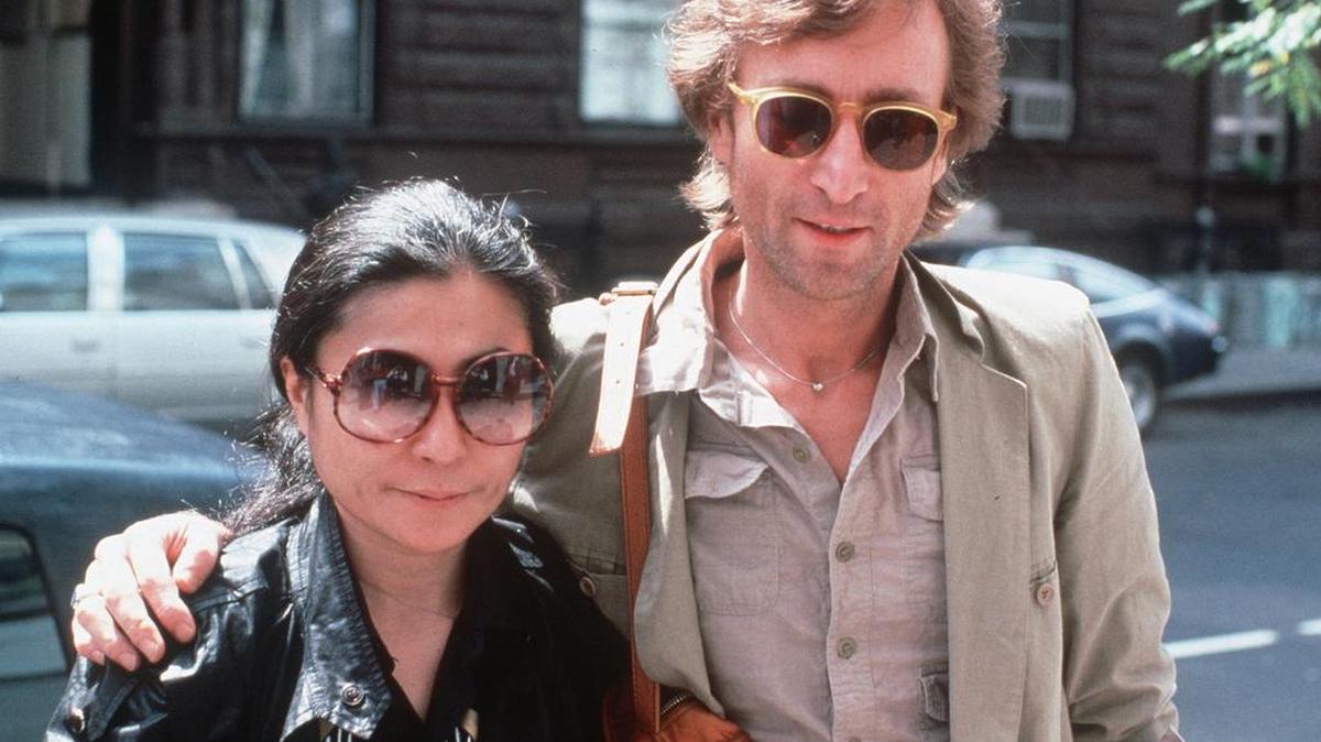 John Lenno y su esposa, Yoko Ono, llegan al estudio de grabación The Hit Factory en Nueva York, el 22 de agosto de 1980.