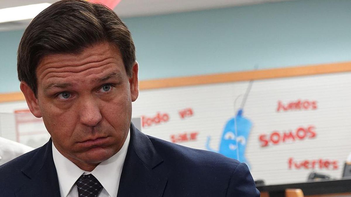 El gobernador Ron DeSantis en una conferencia de prensa en febrero pasado.