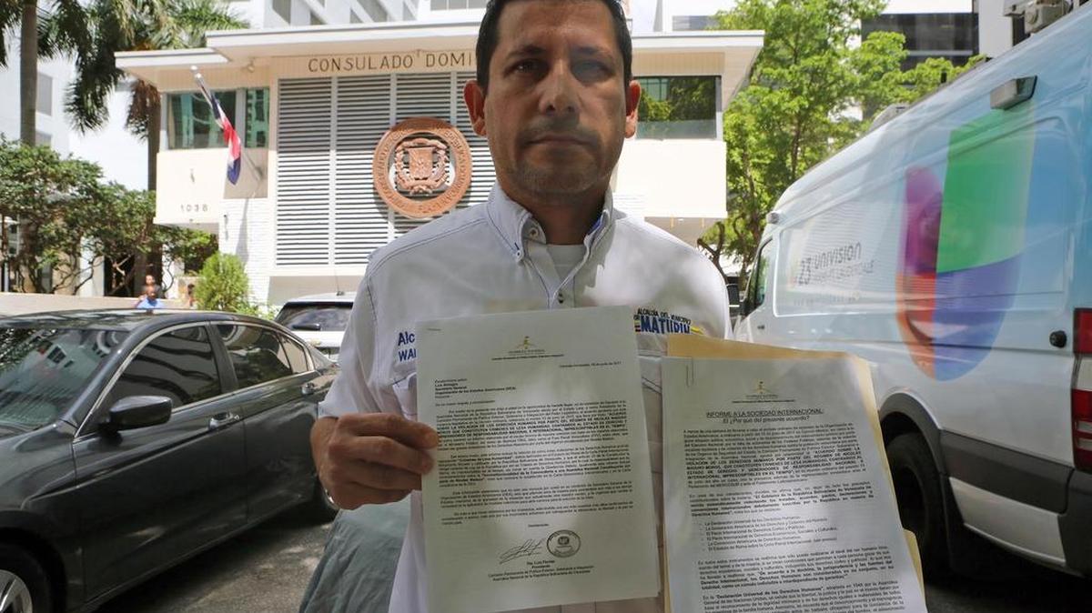 Un representante del opositor partido político venezolano Voluntad Popular, Warner Jiménez, muestra el martes el informe sobre la violación de los derechos humanos en Venezuela entregado al Cónsul General de República Dominicana en Miami.