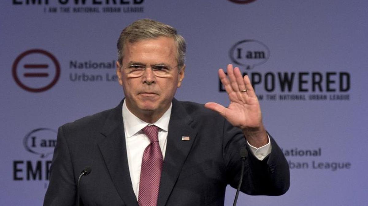 
El precandidato presidencial republicano Jeb Bush saluda después de dar un discurso ante National Urban League (Liga Nacional Urbana), el viernes 31 de julio en Fort Lauderdale.
