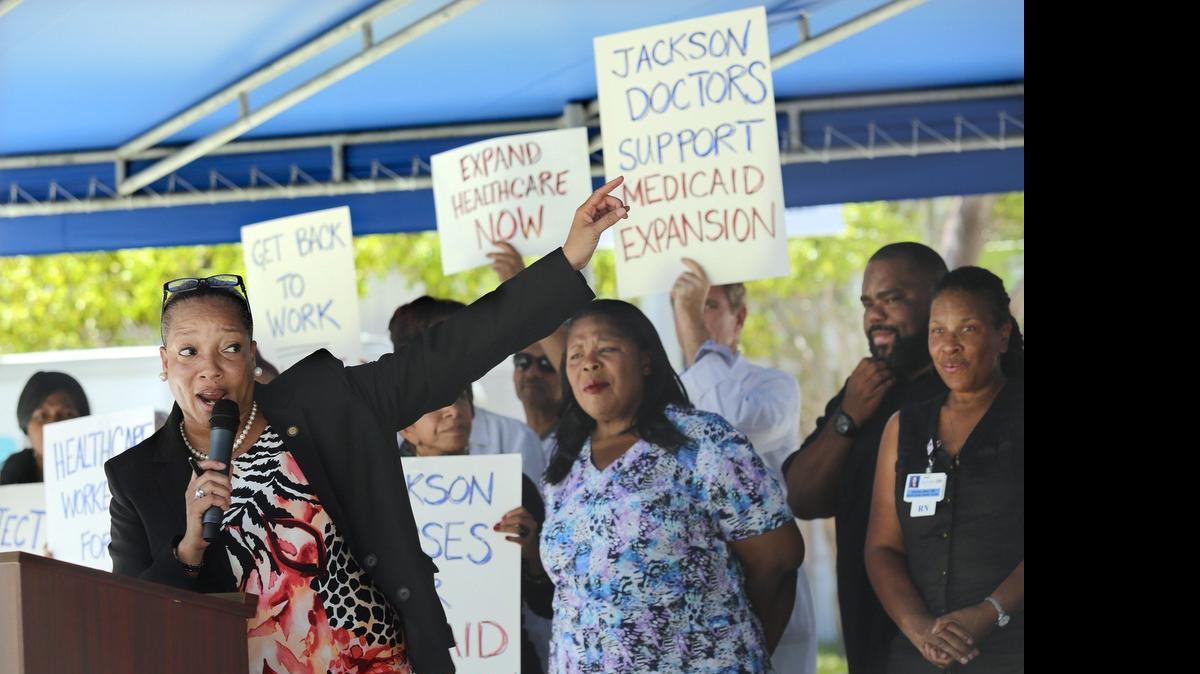 
Acompañada de trabajadores de la salud, la representante estatal Cynthia Stafford (izq.), demócrata por Opa-locka, insta al gobernador Rick Scott y al Senado estatal a reconsiderar su posición sobre la expansión de Medicaid, el viernes en Miami.


