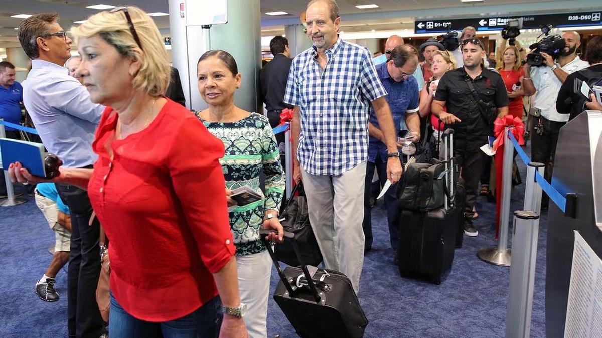 Pasajeros hacen fila para embarcarse en el vuelo inaugural de American Airlines para La Habana, Cuba en el puerta D37 en el miércoles 7 de septiembre el año 2016