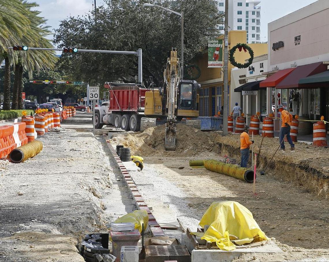Los trabajos de reconstrucción en Miracle Mile en diciembre del 2016.