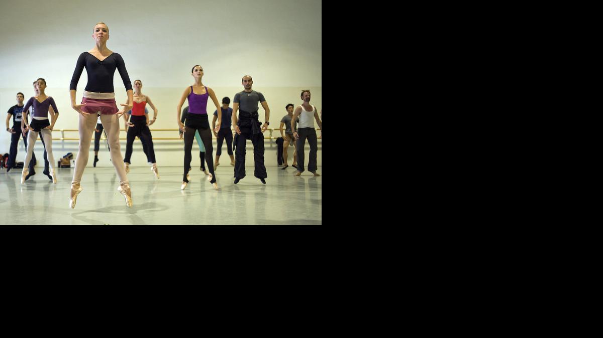 
Bailarines de la compañía en sus rutinas diarias.
