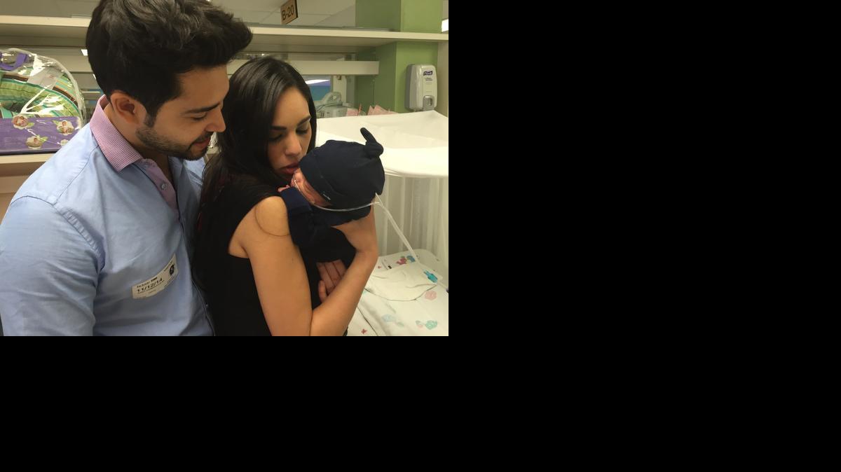 
David Gutierrez observa a su hijo Julian junto a su esposa, Ivanna Cárdenas-Gutiérrez.


