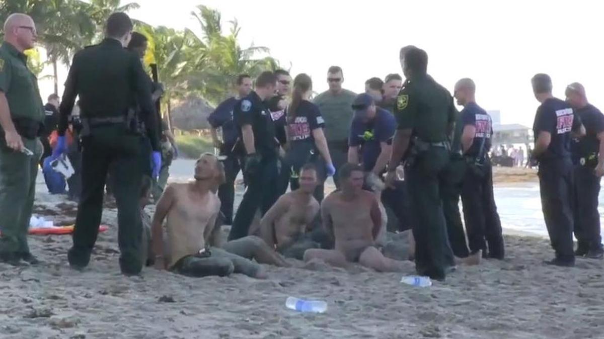 Varios balseros cubanos son detenidos por las autoridades el sábado en una playa de Hollywood.