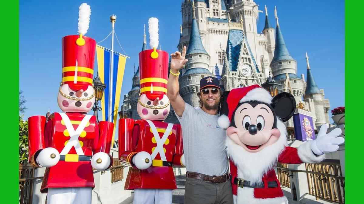 El actor Matthew McConaughey visita el Magic Kingdom el 18 de diciembre de 2017 en Walt Disney World en Lake Buena Vista, Florida.