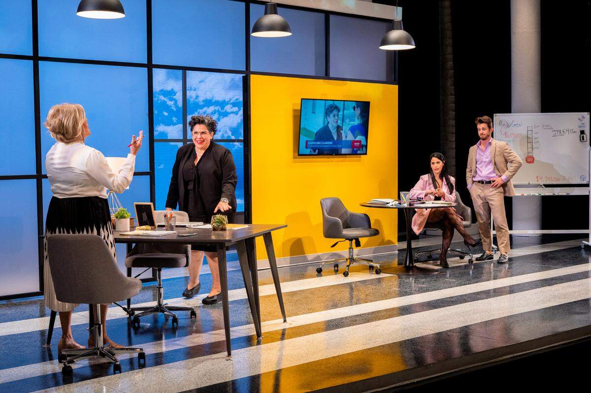 Una escena de ‘The Cuban Vote’ con Evelyn Pérez, Carmen Pelaez, Marecel Paguaga y Kristian Bikic.