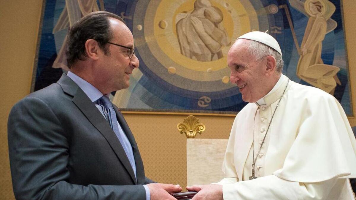 El papa Francisco y el presidente francés, François Hollande intercambian regalos antes de su conversación provada.