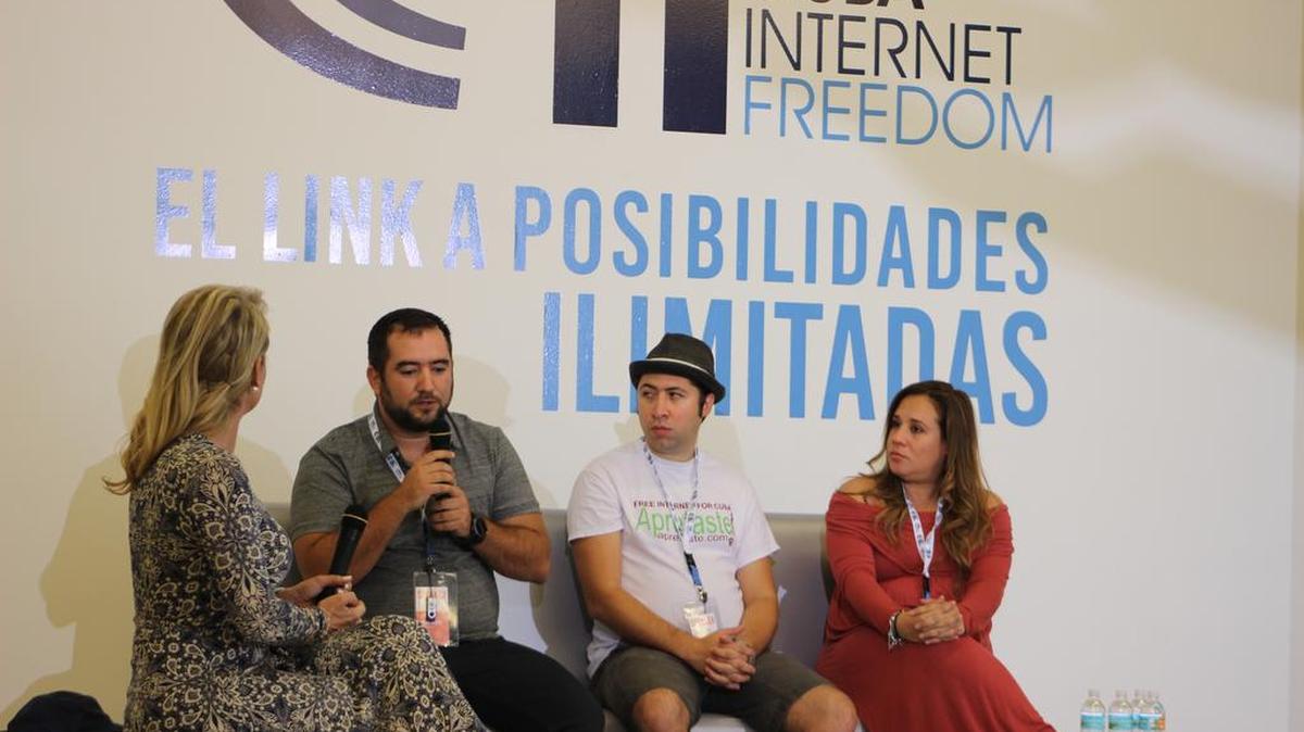 Los desarrolladores Salvi Pascual, Indhira Sotillo y Carlos Manuel García hablan de sus experiencias en el primer panel del Cuba Internet Forum, este martes en Miami.