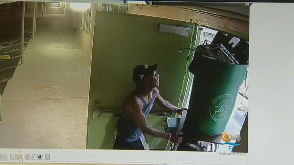 Un ladrón es captado en cámara robando equipos valorados en miles de dólares del D.A. Dorsey Educational School en Miami.