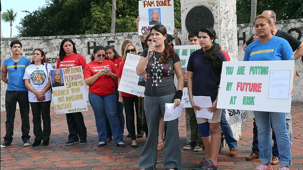 
Un grupo de inmigrantes frente a la Antorcha de la Amistad en Miami, expresan su apoyo a favor de la legalización de inmigrantes indocumentados, en enero del 2015. Los manifestantes también se oponen a un litigio en 26 estados, incluyendo Florida, contra la medidas del presidente Barack Obama a favor de los indocumentados.
