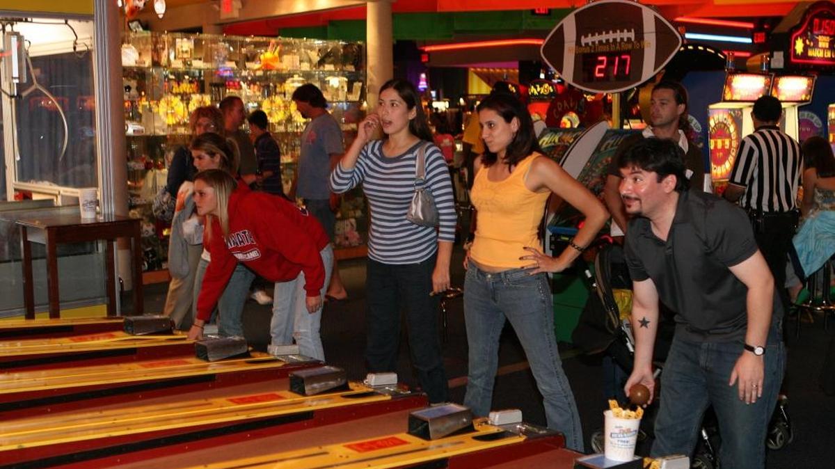 Un grupo de jóvenes se divierten en el Dave & Buster’s del Dolphin Mall en Doral, en esta foto de archivo.