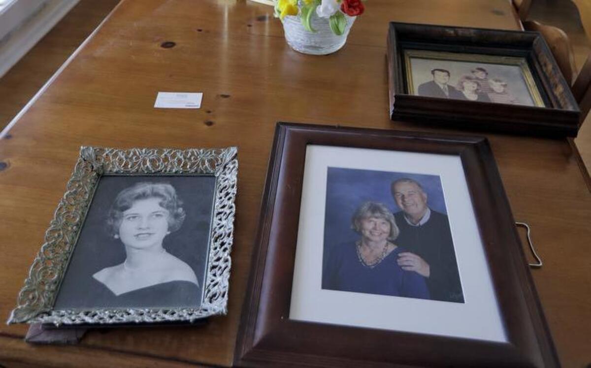 Steve Knowlton habla de su madre, Mary Knowlton, mientras muestra fotos de la familia, el miércoles, 10 de agosto, 2016, en Punta Gorda, Florida. La policía dice que un oficial disparó accidentalmente a María.
