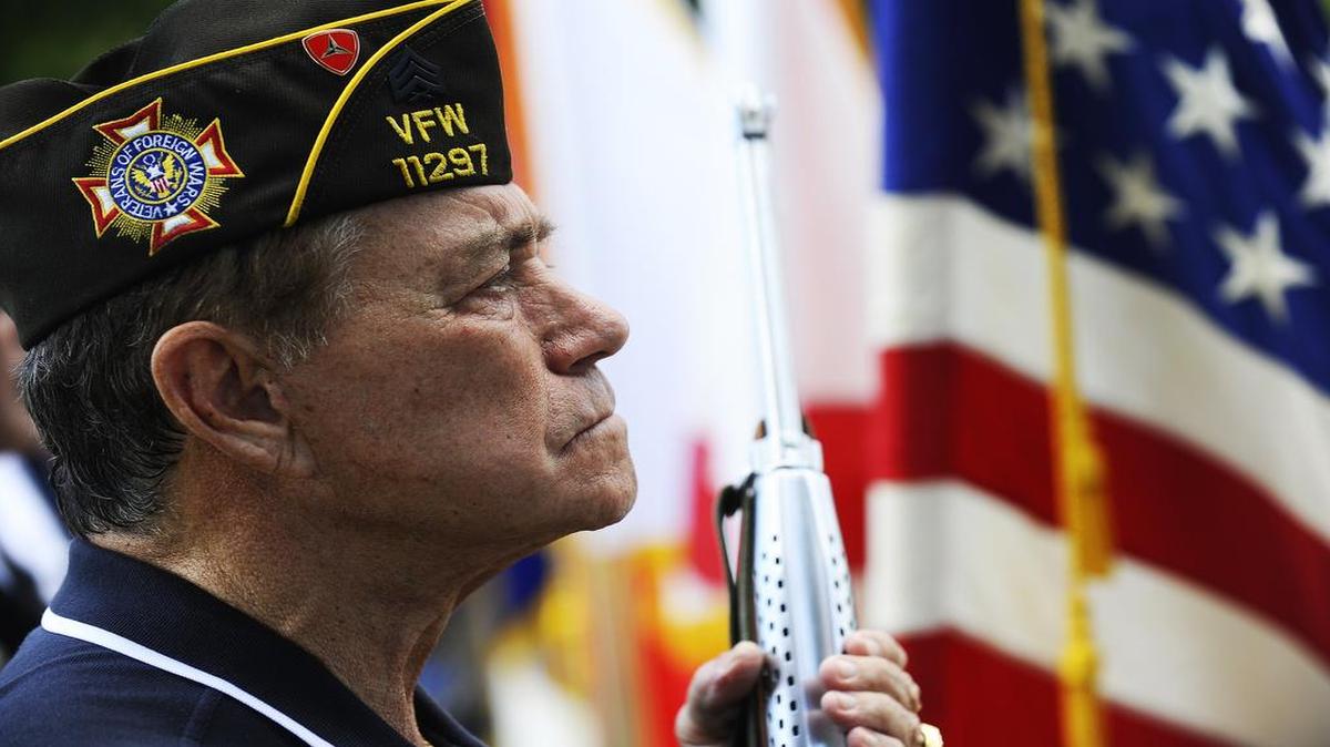 El sargento retirado Héctor Álvarez de la Marina de Estados Unidos durante una ceremonia en Woodlawn Park Cemetery el 30 de mayo del 2016.