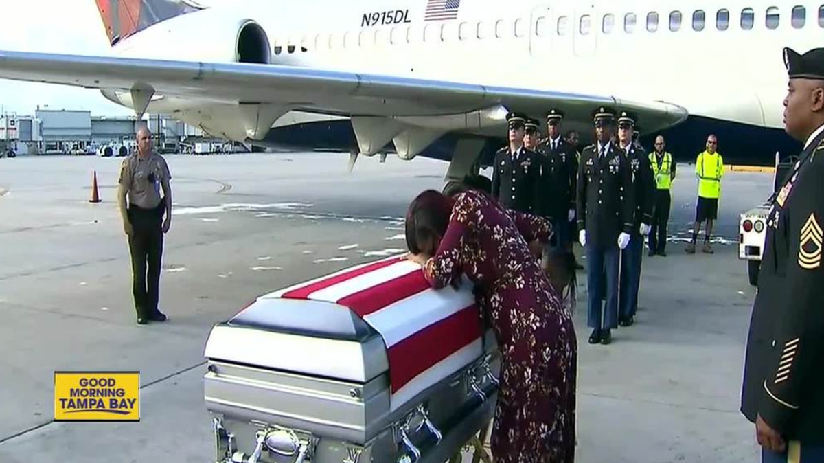 Myeshia Johnson recibe el ataúd con el cuerpo de su esposo, el sargento La David T. Johnson, el 17 de octubre de 2017 en el Aeropuerto Internacional de Miami.