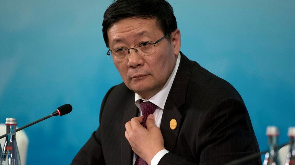 El ministro chino de Finanzas durante la conferencia de prensa ofrecida este domingo en Chengdu, China.
