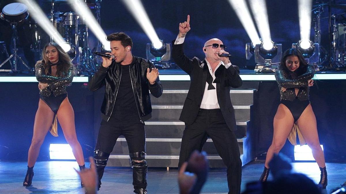 De izquierda a derecha, los cantantes Prince Royne y Pitbull durante una presentación la noche del 31 de diciembre del 2015 con motivo de los festejos del Año Nuevo en el Bayfron Park de Miami.