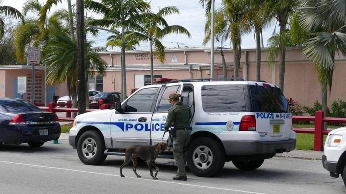 Un vehículo de la Policía del Distrito Escolar de Miami-Dade en esta foto de archivo.