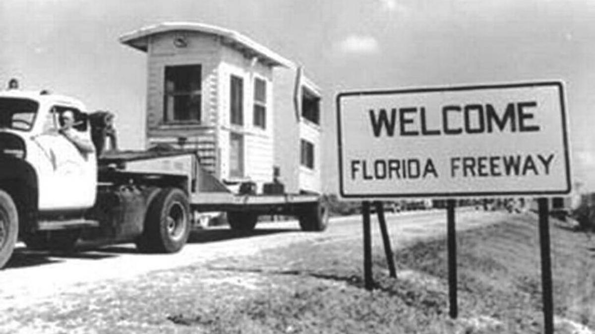 Una estación de peaje en Matecumbe Key es removida por las autoridades en 1954.