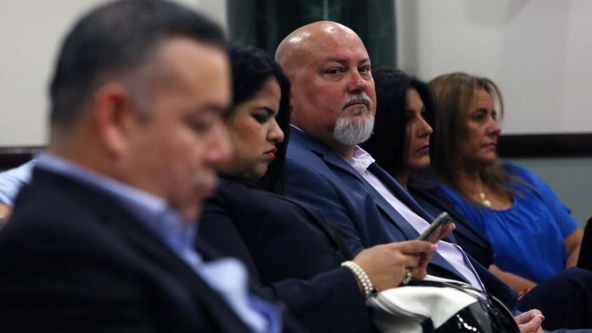 El alcalde Orlando López de la Ciudad de Sweetwater, (cen.), durante la presentación de los argumentos en una demanda sobre presupuesto, en la corte civil de Miami, el jueves.