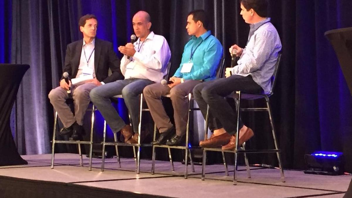 Un panel discute sobre los negocios cubanos durante la conferencia panel AngelSummit Americas donde se hizo el anuncio del concurso para nuevos empresarios cubanos10x10KCuba.