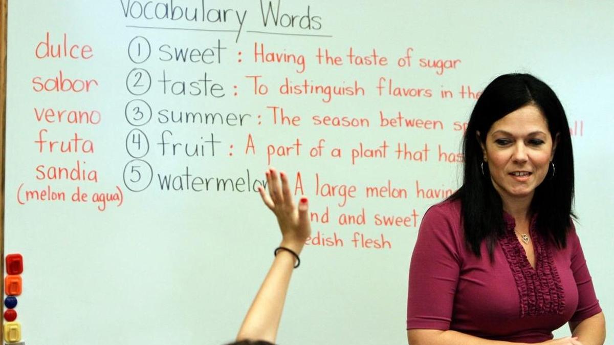 FOTO DE ARCHIVO MIAMI HERALD - Una maestra de cuarto grado, Alina Fonseca, imparte clases en inglés y español.
