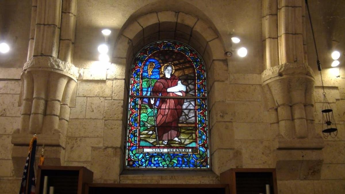 Vista del vitral gótico de San Bernardo en la capilla del Monasterio Español de Sacramenia en North Miami Beach, Florida. En medio del bullicio urbano de esta ciudad costera de apenas cien años de historia, se erige uno de los monumentos más antiguos de Estados Unidos, un monasterio español que transporta a sus visitantes a la época medieval. La atmósfera "medieval" del monasterio se percibe en todos los rincones del lugar, en los vitrales de los pasillos que rodean el jardín con casi mil plantas, en las estatuas y fuentes dispuestas en el patio de 15 acres o en el elaborado trabajo de los techos, las columnas y los arcos; así como en las mesas de piedra sacramentales, el campanario o la fuente bautismal.