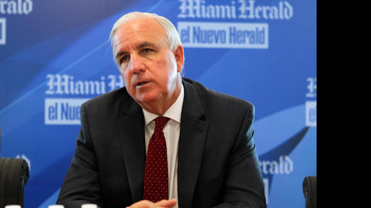 
El alcalde del condado Miami-Dade, Carlos Giménez, habla ante la junta editorial de el Nuevo Herald y el Miami Herald sobre el tránsito y otros asuntos de interés, este jueves 9 de julio.
