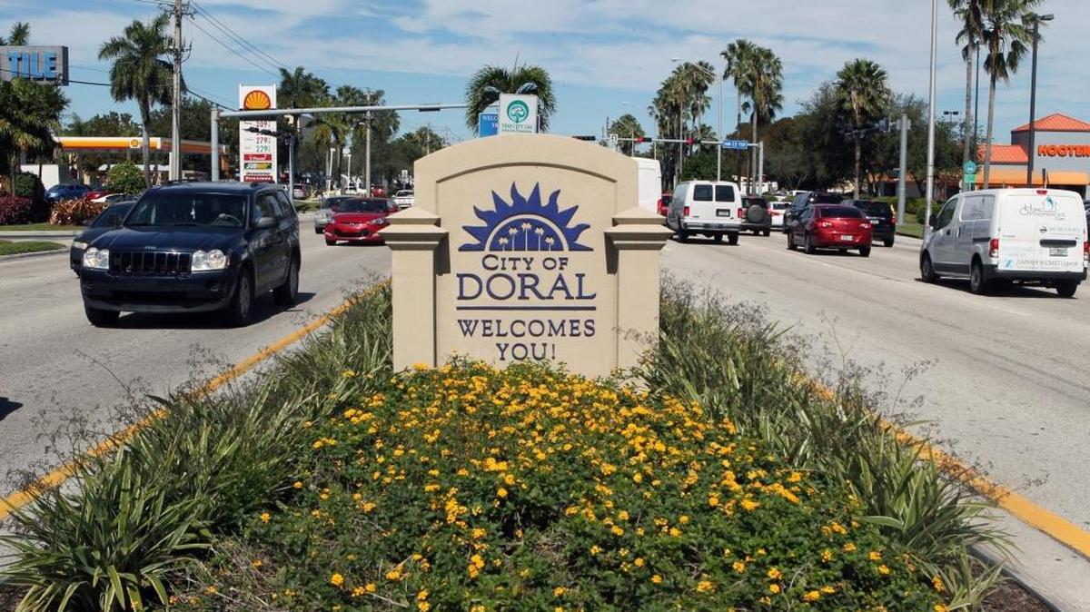 Una vista de la 87 avenida y la 12 calle del noroeste muestra que las principales vías de circulación de Doral siempre tienen un nutrido volumen vehicular.