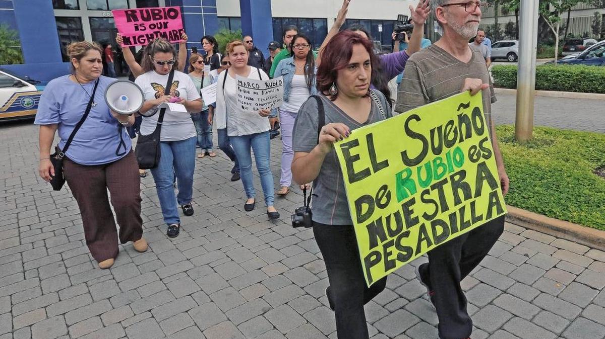 Un grupo de inmigrantes indocumentados y activistas protestan por declaraciones hechas por el aspirante republicano a la candidatura presidencial.