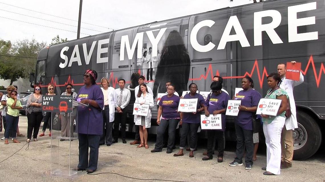 La sobreviviente de cáncer Margalie Williams habla durante una manifestación en Miami a favor del Obamacare, la semana pasada.