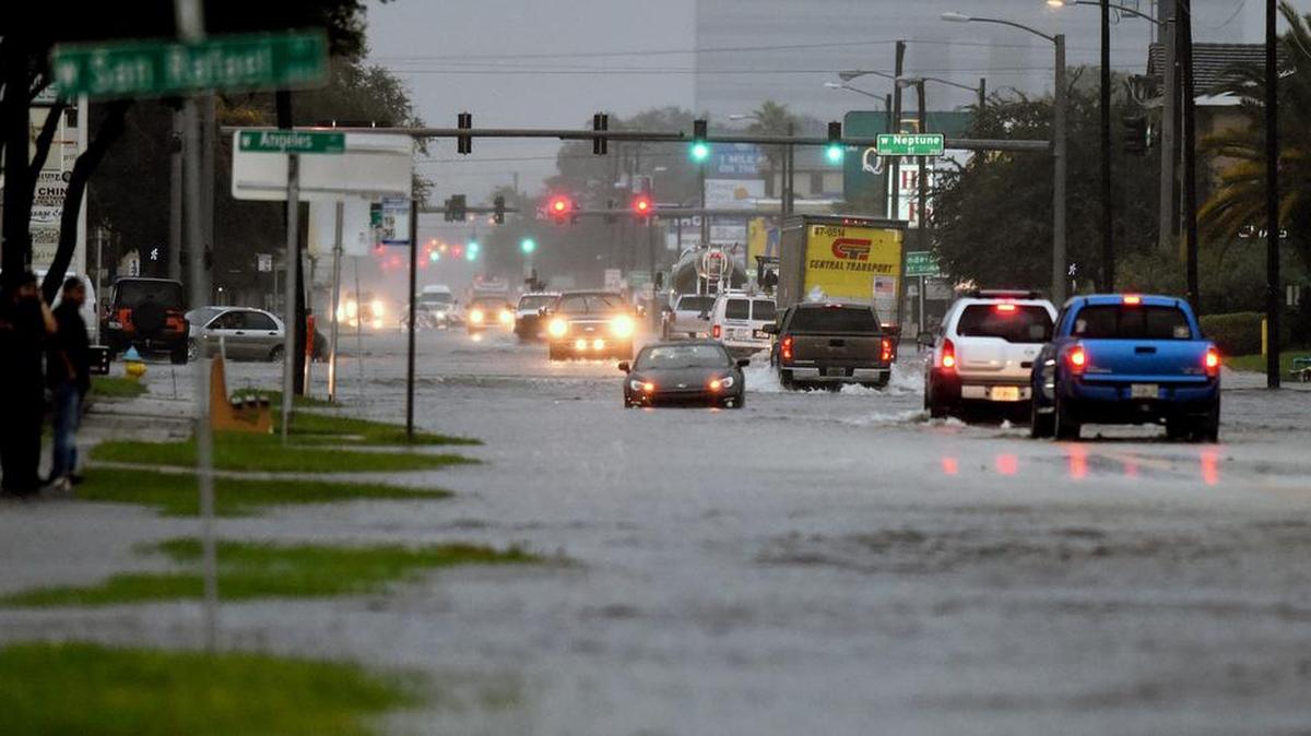 
Las fuertes inundaciones obstruyen el tránsito en Tampa, Florida, el lunes 3 de agosto de 2015. 
