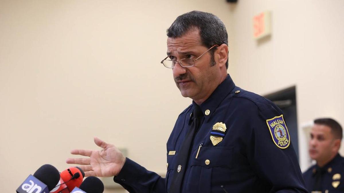 Más de una veintena de personas se acercaron a la sede de la Policía de Hialeah para denunciar a Yamila Salvia como la mujer que los estafó, dijo el portavoz policial Carl Zogby.