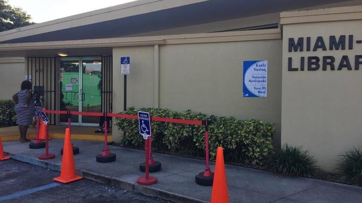 No hubo filas para la votación anticipada en la Biblioteca Lemon City Branch en Miami el sábado. La votación temprana en la elección presidencial termina el domingo 6 de noviembre en Florida. Jay Weaver jweaver@miamiherald.com