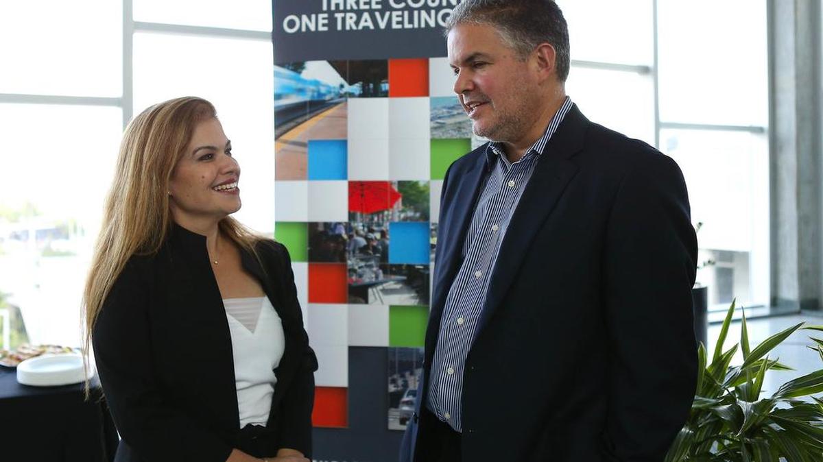 Alice Bravo (izq.), directora del departamento de transporte de Miami-Dade, habla con el comisionado Bruno Barreiro durante el lanzamiento del Plan regional de transporte 2040 para el sur de Florida el viernes.