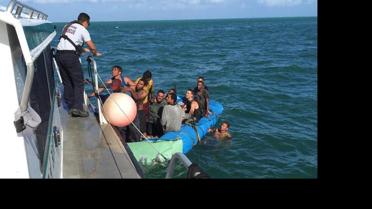 
El momento en que los bomberos de Miami-Dade se acercan a un bote con varios inmigrantes cubanos, el miércoles 27 de mayo del 2015. 

