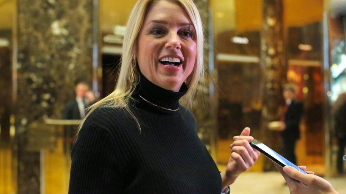 La procuradora general de Florida, Pam Bondi, habla con la prensa luego de reunirse con el presidente electo en la Trump Tower en Nueva York.